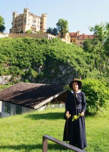 Königin Marie in Hohenschwangau mit Blick auf das Schloss