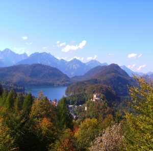 Wanderung rund um den Alpsee. blick vom Balkon im Schloss Neuschwanstein