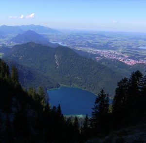 Wanderung rund um den Alpsee. Hier Blick vom oberen Winterzugweg auf den See