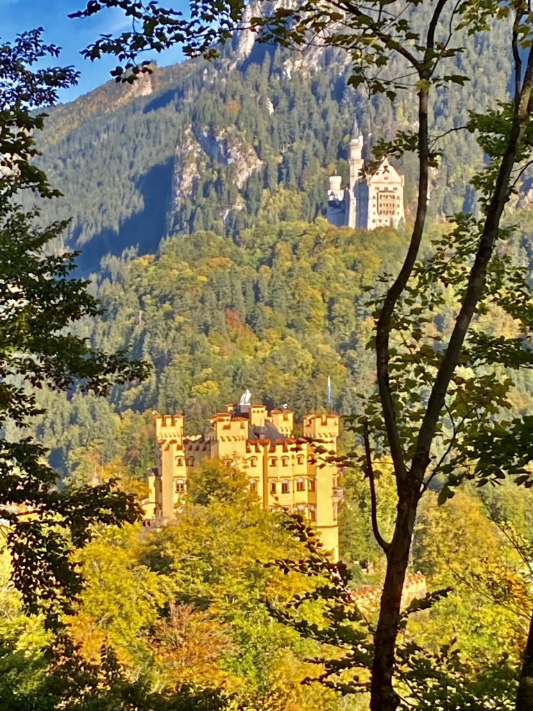 Auf dem Burgstall Frauenberg mit Blick auf die Königsschlösser. Herbst